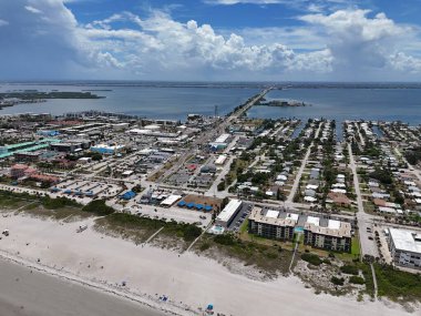 Cape Canaveral kıyı şeridi, kumlu sahil, Atlantik Okyanusu, kıyı şehri ve bulutlu gökyüzü. g.