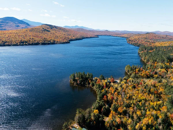 Beyaz Yüzlü Dağ Kayak Merkezi ve Gölü 'nde Sonbahar Bayrağı. Renk Değişikliği, Vermont, ABD.