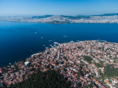 Marmara Denizi 'ndeki Burgaz ve Büyükada adalarının insansız hava aracı görüntüsü. Prens Adaları, İstambul, Türkiye