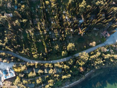 Mezarlığın insansız hava aracı görüntüsü. Marmara Denizi 'ndeki Büyükada Adası. Prens Adaları, İstambul, Türkiye