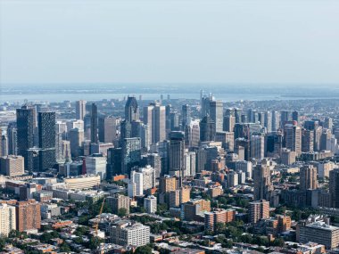 Montreal şehrinin insansız hava aracı görüntüsü şehir merkezinde, Quebec, Kanada..