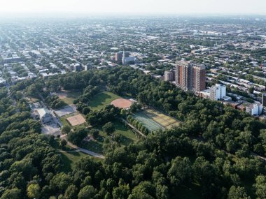 Yazın La Fontaine parkının üstünde, arka planda İHA uçuşu. Montreal, Quebec, Kanada...