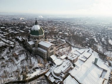 Havadan katolik katedral bazilikasının görüntüsü. Montreal, Quebec, Kanada.