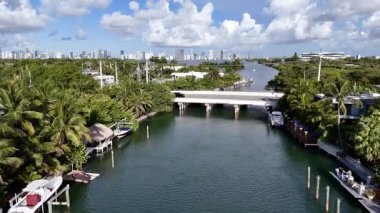 Güneşli bir günde kanala yanaşmış Miami rıhtım evlerinin hava manzarası. g.