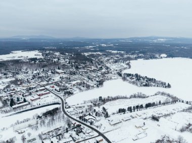 Donmuş gölü, karlı evleri ve yolları olan Waterloo kasabasının kış manzarası, Quebec, Kanada. g.