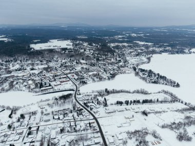 Donmuş gölü, karlı evleri ve yolları olan Waterloo kasabasının kış manzarası, Quebec, Kanada. g.
