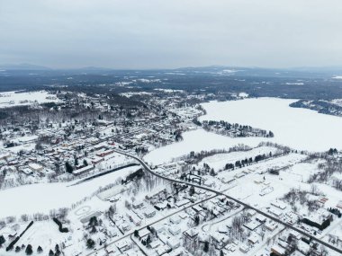 Donmuş gölü, karlı evleri ve yolları olan Waterloo kasabasının kış manzarası, Quebec, Kanada. g.