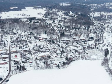 Donmuş gölü, karlı evleri ve yolları olan Waterloo kasabasının kış manzarası, Quebec, Kanada. g.