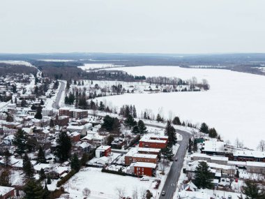 Karlı caddeleri, kilise binaları ve Quebec, Kanada kentsel manzaralı Granby şehri kışı manzarası. g.
