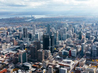 Montreal şehir merkezindeki gökyüzü bulutlu gökyüzü altında gökdelenler olan sonbahar hava manzarası. g.