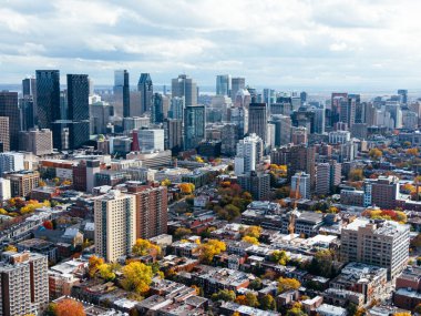 Montreal şehir merkezindeki gökyüzü bulutlu gökyüzü altında gökdelenler olan sonbahar hava manzarası. g.