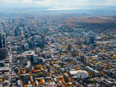 Montreal şehir merkezindeki gökyüzü bulutlu gökyüzü altında gökdelenler olan sonbahar hava manzarası. g.