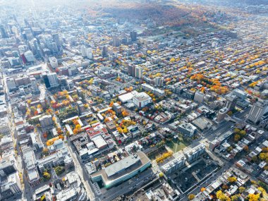 Montreal şehir merkezindeki gökyüzü bulutlu gökyüzü altında gökdelenler olan sonbahar hava manzarası. g.