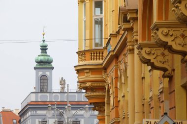 Ceske Budejovice 'nin tarihi belediye binası ve renkli binaları ana meydandan izlendi. g.