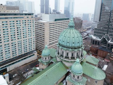 Montreal 'deki Dünya Katedrali Kraliçesi Mary' nin insansız hava aracı görüntüsü. (Katedral Marie-Reine-du-Monde).