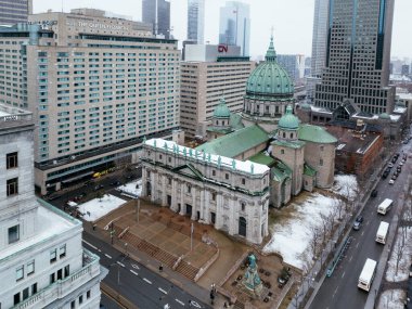 Montreal 'deki Dünya Katedrali Kraliçesi Mary' nin insansız hava aracı görüntüsü. (Katedral Marie-Reine-du-Monde).