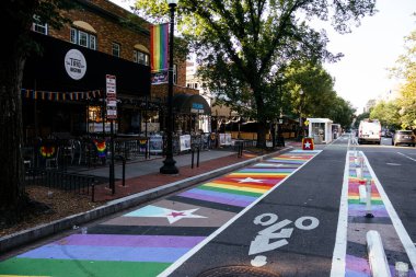 Washington DC, ABD 'de şehir caddesinde Gökkuşağı bisiklet şeridini Gurur renkleriyle boyamış. g.