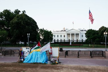 Washington DC 'deki Beyaz Saray önünde bayraklı protesto kampı, politik gösteri sahnesi. g.