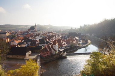 Cesky Krumlov nehir kıvrımları, kırmızı çatıları ve tarihi mimarisi olan eski bir kasaba. g.
