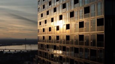 Montreal şehir merkezi günbatımında gökdelenler, şehir binaları ve sıcak akşam gökyüzü, Quebec, Kanada. g.