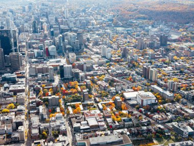 Montreal şehir merkezindeki gökyüzü bulutlu gökyüzü altında gökdelenler olan sonbahar hava manzarası. g.