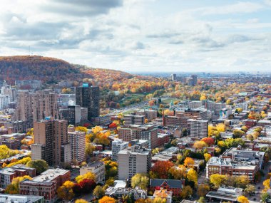 Montreal şehir merkezindeki gökyüzü bulutlu gökyüzü altında gökdelenler olan sonbahar hava manzarası. g.