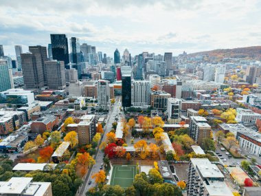 Montreal şehir merkezindeki gökyüzü bulutlu gökyüzü altında gökdelenler olan sonbahar hava manzarası. g.