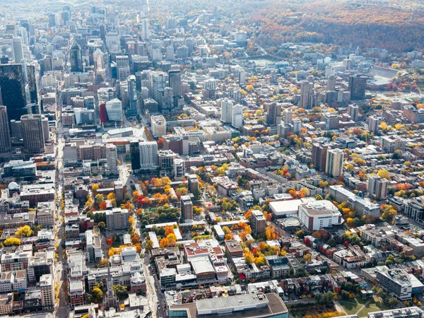 Montreal şehir merkezindeki gökyüzü bulutlu gökyüzü altında gökdelenler olan sonbahar hava manzarası. g.