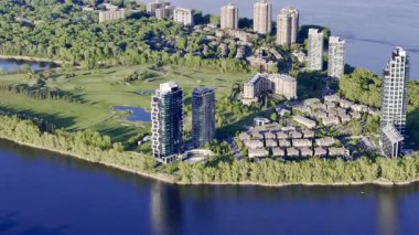 Montreal, Quebec, Kanada 'da Ile de Soeur ve Lachine Kanalı yakınlarındaki Verdun mahallesinin hava manzarası. g.