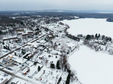 Karlı caddeleri, kilise binaları ve Quebec, Kanada kentsel manzaralı Granby şehri kışı manzarası. g.