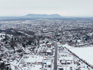 Karlı caddeleri, kilise binaları ve Quebec, Kanada kentsel manzaralı Granby şehri kışı manzarası. g.