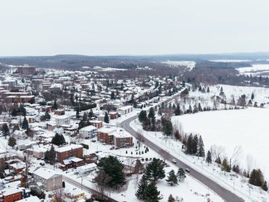 Karlı caddeleri, kilise binaları ve Quebec, Kanada kentsel manzaralı Granby şehri kışı manzarası. g.
