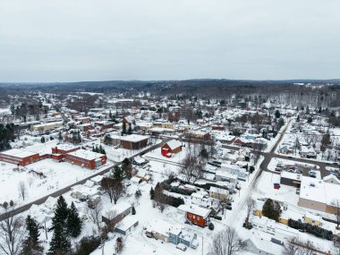 Karlı caddeleri, kilise binaları ve Quebec, Kanada kentsel manzaralı Granby şehri kışı manzarası. g.