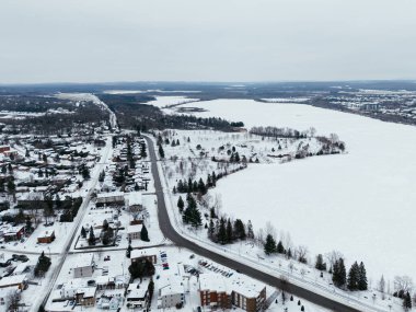 Karlı caddeleri, kilise binaları ve Quebec, Kanada kentsel manzaralı Granby şehri kışı manzarası. g.