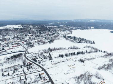 Donmuş gölü, mezarlığı, karlı evleri ve yolları olan Waterloo kasabasının kış manzarası, Quebec, Kanada. g.