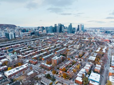 Griffintown Montreal ve Lachine Kanalı 'nın güpegündüz şehir ve nehir manzaralı varsayılan hava görüntüsü. g.
