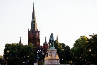 Tümgeneral George Henry Thomas binicilik heykeli Washington 'daki Thomas Circle' da tarihi kiliseyle birlikte. g.