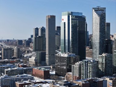Montreal şehir merkezi gökdelenleri ve açık mavi gökyüzü altında kış şehirleri, Quebec, Kanada. g.