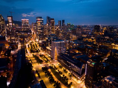 Montreal gökyüzü alacakaranlıkta aydınlandı ve suya yansıdı, Quebec, Kanada.