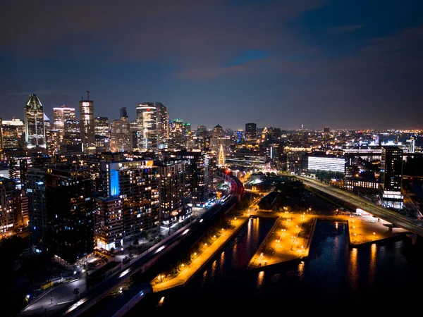 Montreal gökyüzü alacakaranlıkta aydınlandı ve suya yansıdı, Quebec, Kanada.