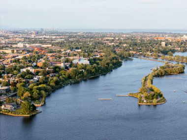 Gün batımında Montreal, Lachine 'deki Rene-Levesque Park deniz feneri yarımadasının hava manzarası. g.
