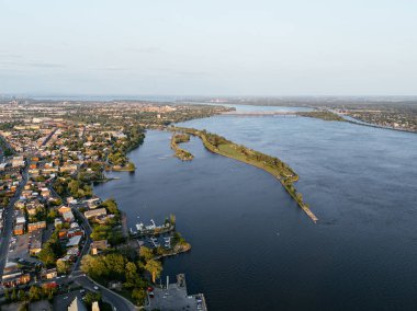Gün batımında Montreal, Lachine 'deki Rene-Levesque Park deniz feneri yarımadasının hava manzarası. g.