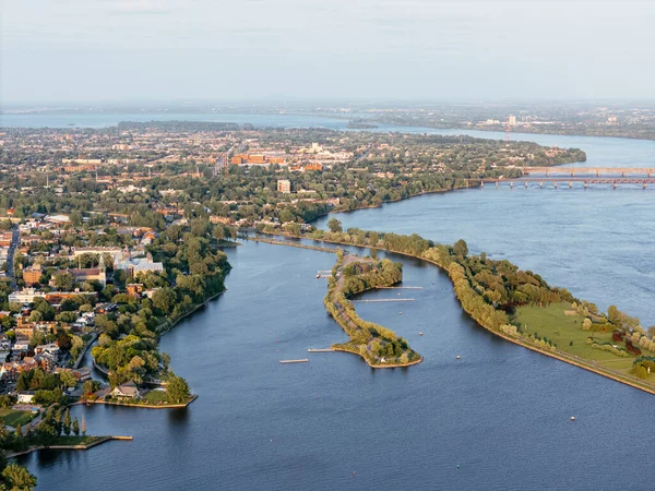 Gün batımında Montreal, Lachine 'deki Rene-Levesque Park deniz feneri yarımadasının hava manzarası. g.