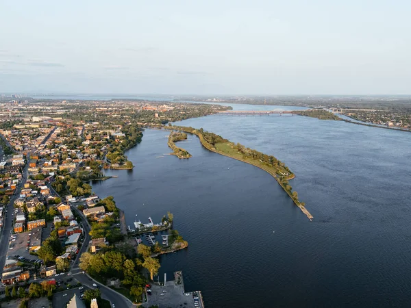 Gün batımında Montreal, Lachine 'deki Rene-Levesque Park deniz feneri yarımadasının hava manzarası. g.