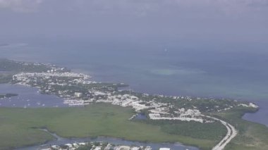 Turkuaz okyanus, mangrov adası ve Florida Keys 'te deniz aşırı otoban manzaralı tekneler ve temiz su. g.