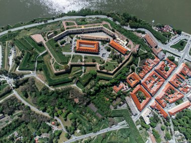 Novi Sad 'ın karşısındaki Tuna Nehri kıyısındaki Petrovaradin kalesinin insansız hava aracı görüntüsü. Sırbistan.