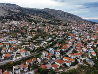 Mostar kenti ve Bosna-Hersek 'in insansız hava aracı görüntüsü.