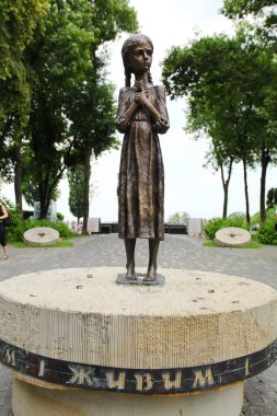 2 Haziran 2022 Kyiv, Ukrayna. Tarihi binalar ve anıtlarla şehir manzarası gezisi. g.