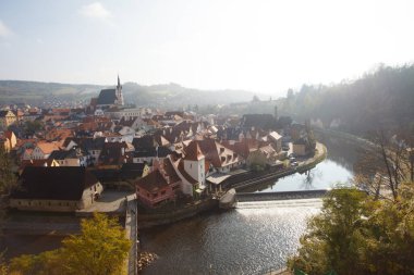 Cesky Krumlov nehir kıvrımları, kırmızı çatıları ve tarihi mimarisi olan eski bir kasaba. g.
