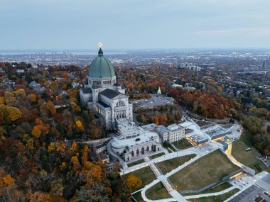 Sonbahar boyunca Montreal 'deki Saint Joseph Havalimanı' nın renkli ağaçları ve alacakaranlıkta şehrin ufuk çizgisi. g.